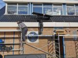 Plaatsing zonnepanelen (deel 2) op dak van kantine op zaterdag 28 januari 2023 (10/22)